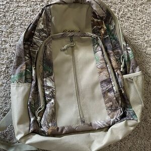 Fieldline camo backpack Pockets Zippers